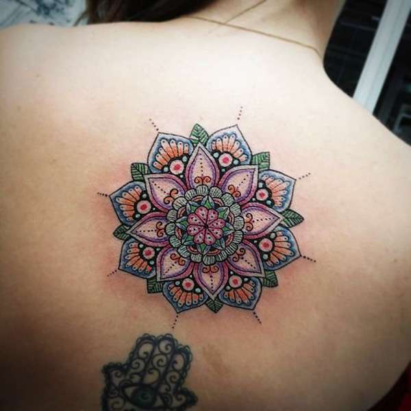 Tatuaggio mandala colorato fiore di loto