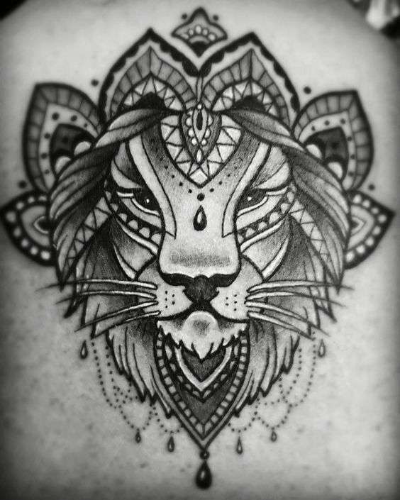 Tatuaggio mandala con leone