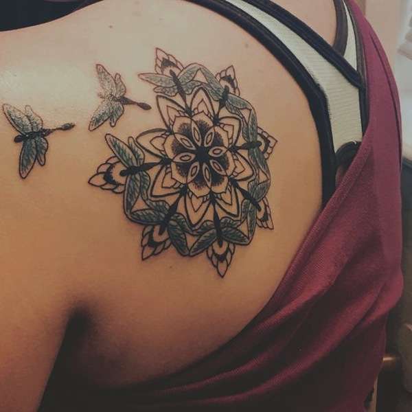 Tatuaggio mandala con libellula