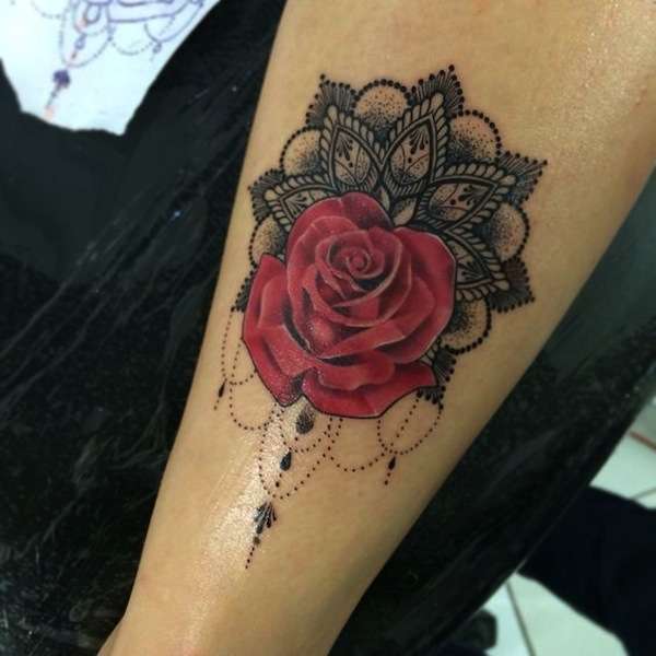 Tatuaggio mandala con rosa rossa