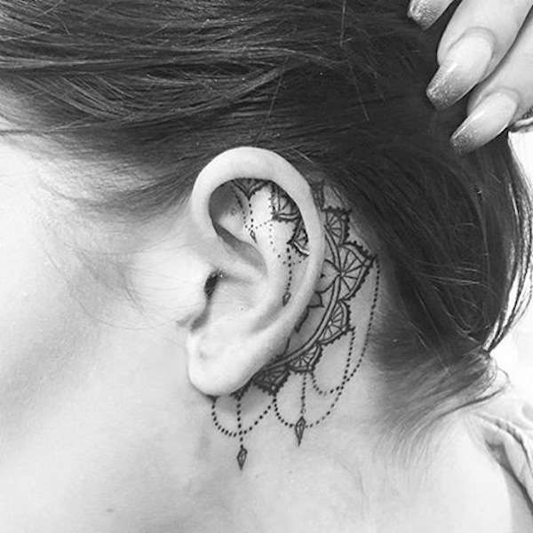 Tatuaggio mandala dietro l'orecchio