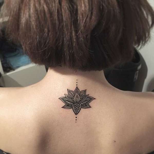 Tatuaggio mandala fiore di loto sotto al collo