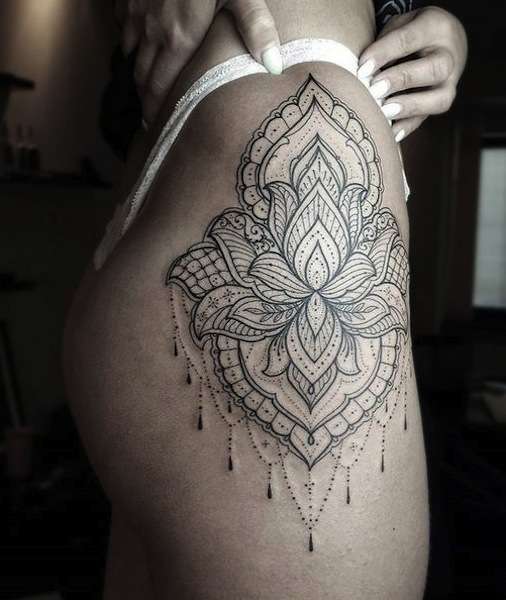 Tatuaggio mandala fiore di loto sulla coscia