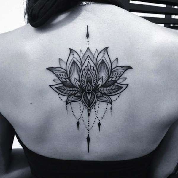 Tatuaggio mandala fiore di loto sulla schiena