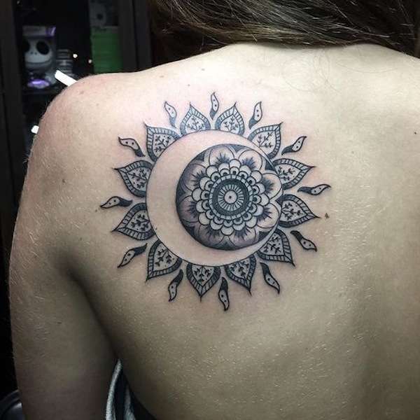 Tatuaggio mandala luna e sole