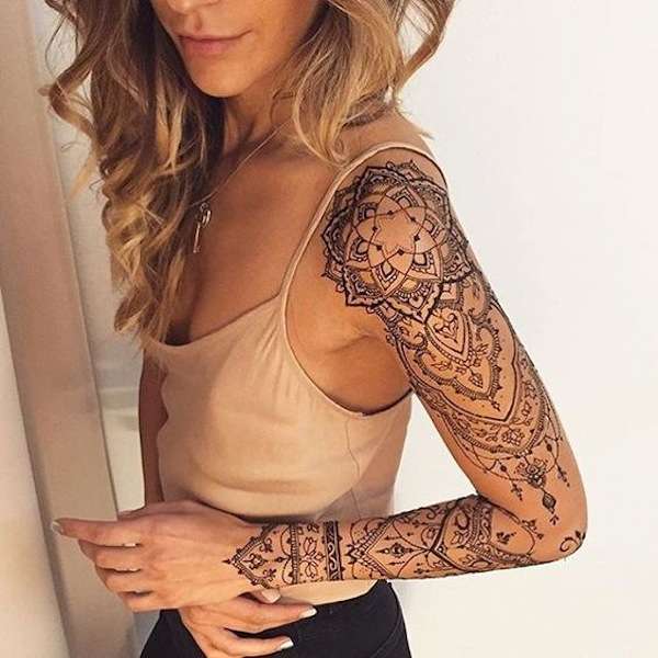 Tatuaggio mandala molto grande sul braccio