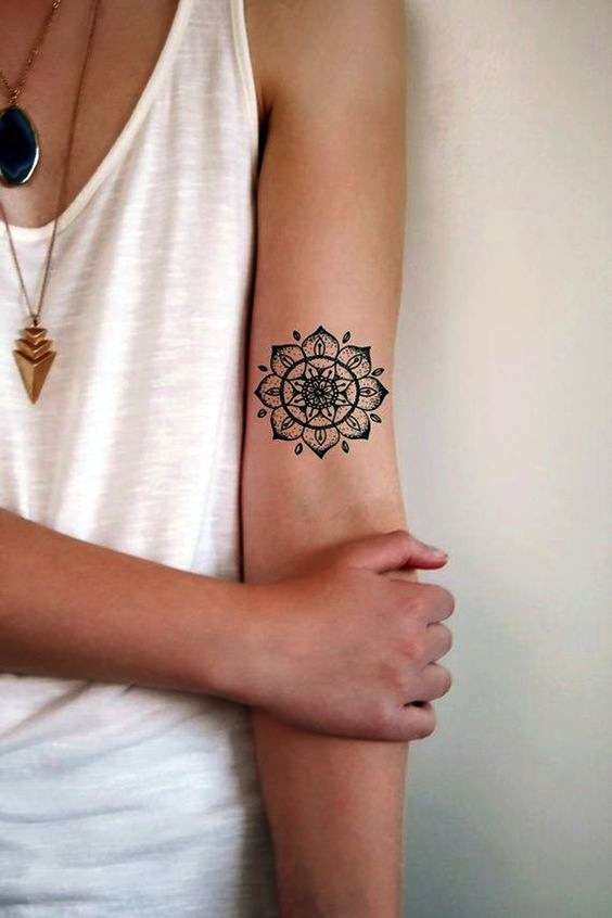Tatuaggio mandala piccolo sul braccio