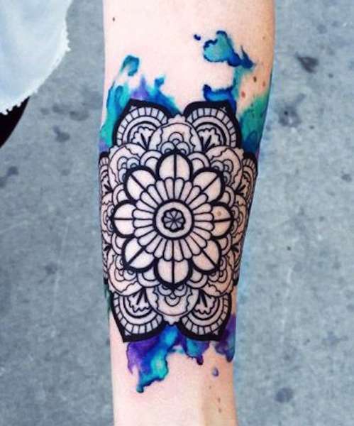 Tatuaggio mandala stile acquerello