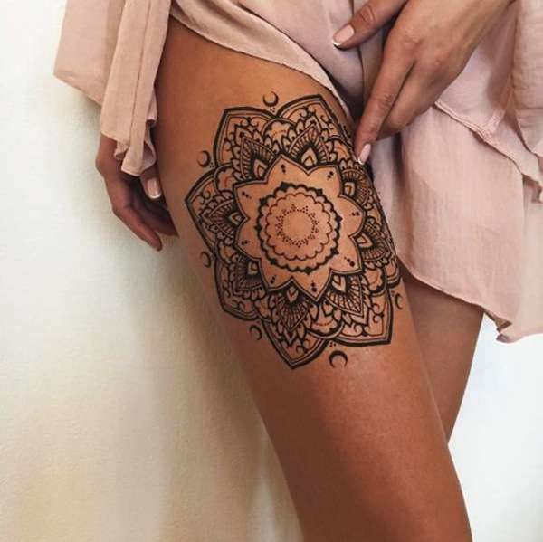 Tatuaggio mandala su gamba