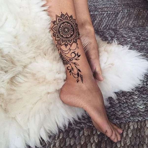 Tatuaggio mandala sul piede