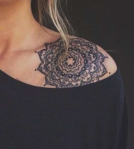 Tatuaggio mandala sulla spalla