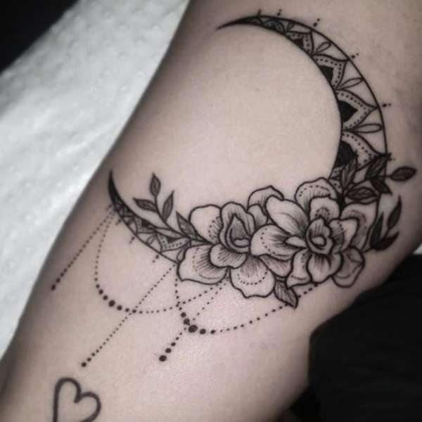 Tatuaggio stile mandala con luna