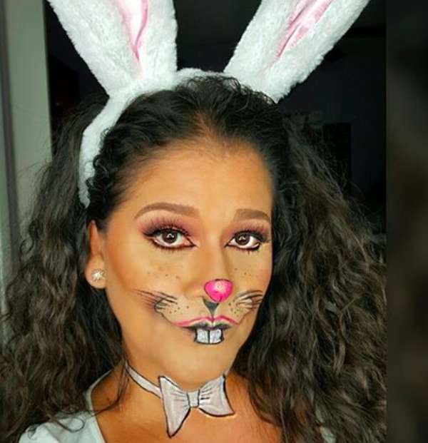 Trucco da coniglietta con denti sporgenti