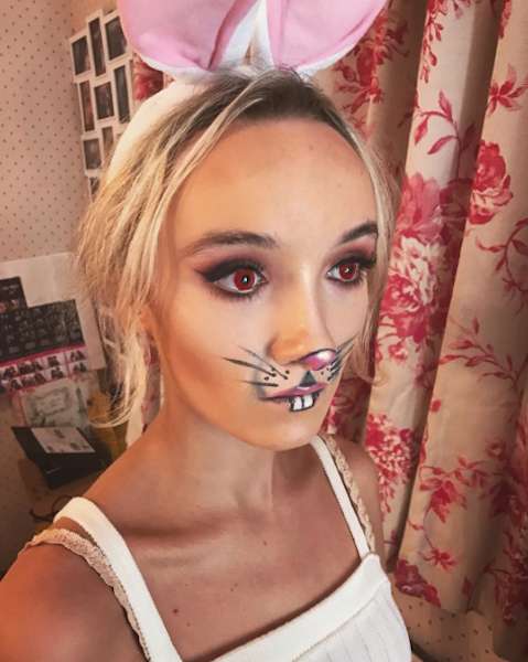 Trucco da coniglietta con occhi rossi