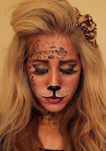 Trucco da leopardo con ciglia finte