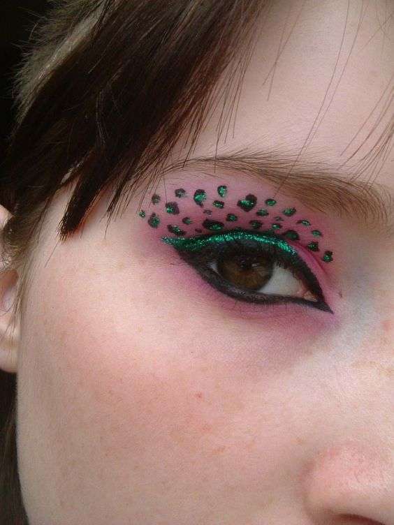 Trucco da leopardo con glitter verdi