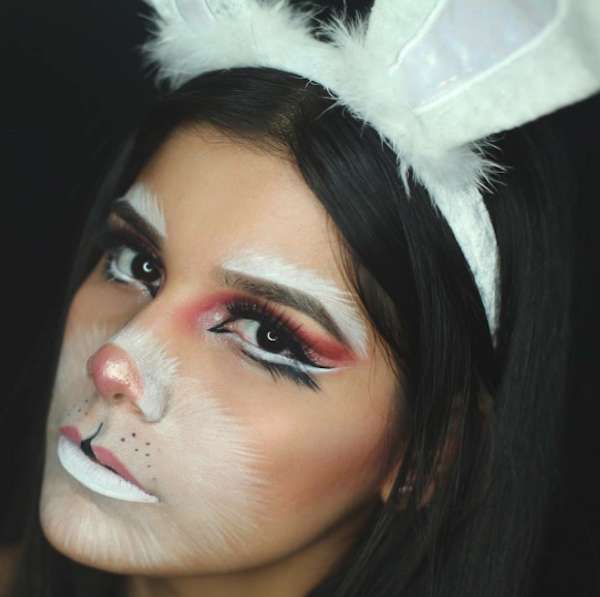 Trucco viso bianco da coniglietta con trucco occhi intenso
