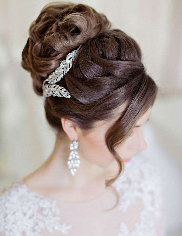 Acconciatura con chignon alto