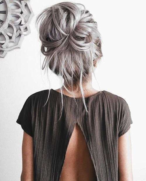 Capelli raccolti color argento