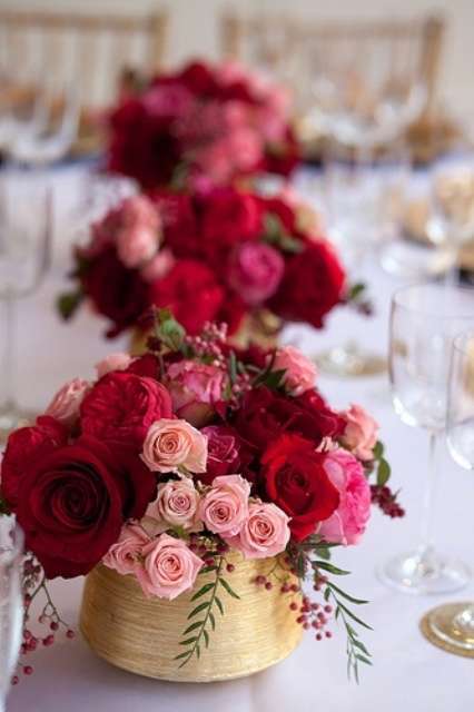 Centrotavola di San Valentino con fiori rossi e rosa