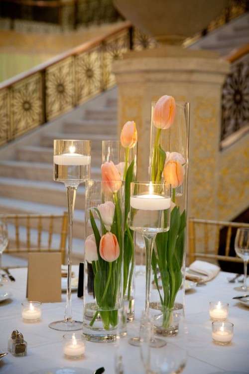 Centrotavola di San Valentino con tulipani e candele