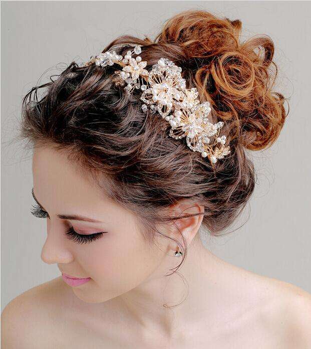 Chignon alto con tiara