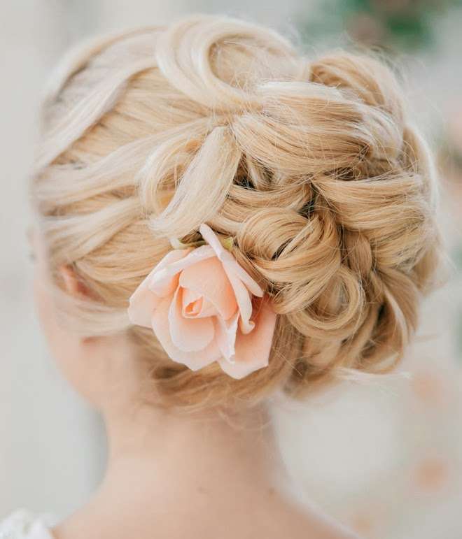 Chignon complesso con fiore