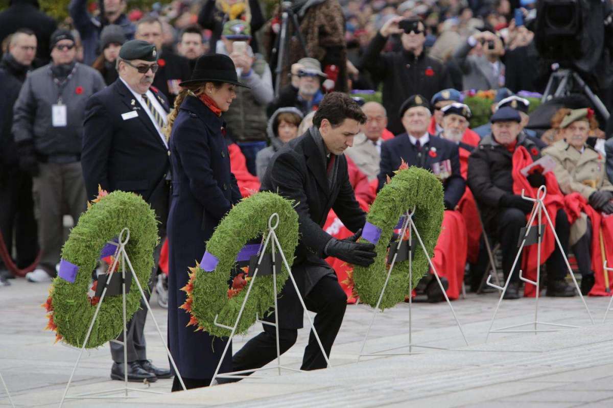 Corone di fiori per i caduti in guerra