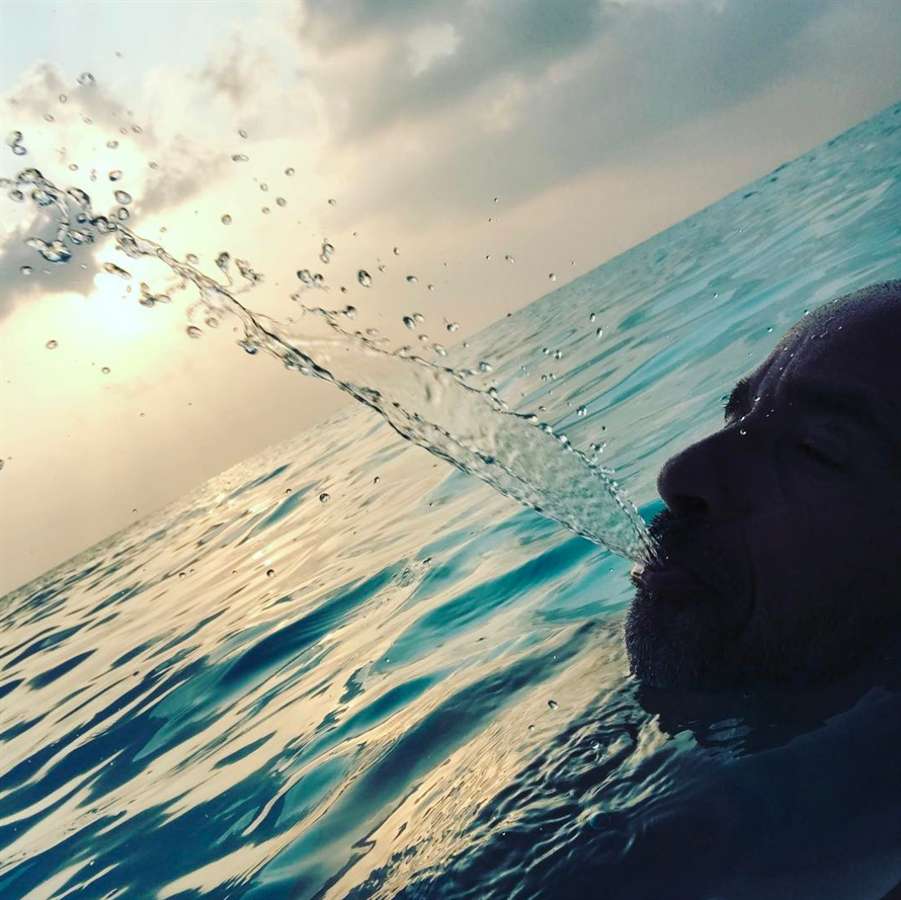 Eros Ramazzotti in acqua