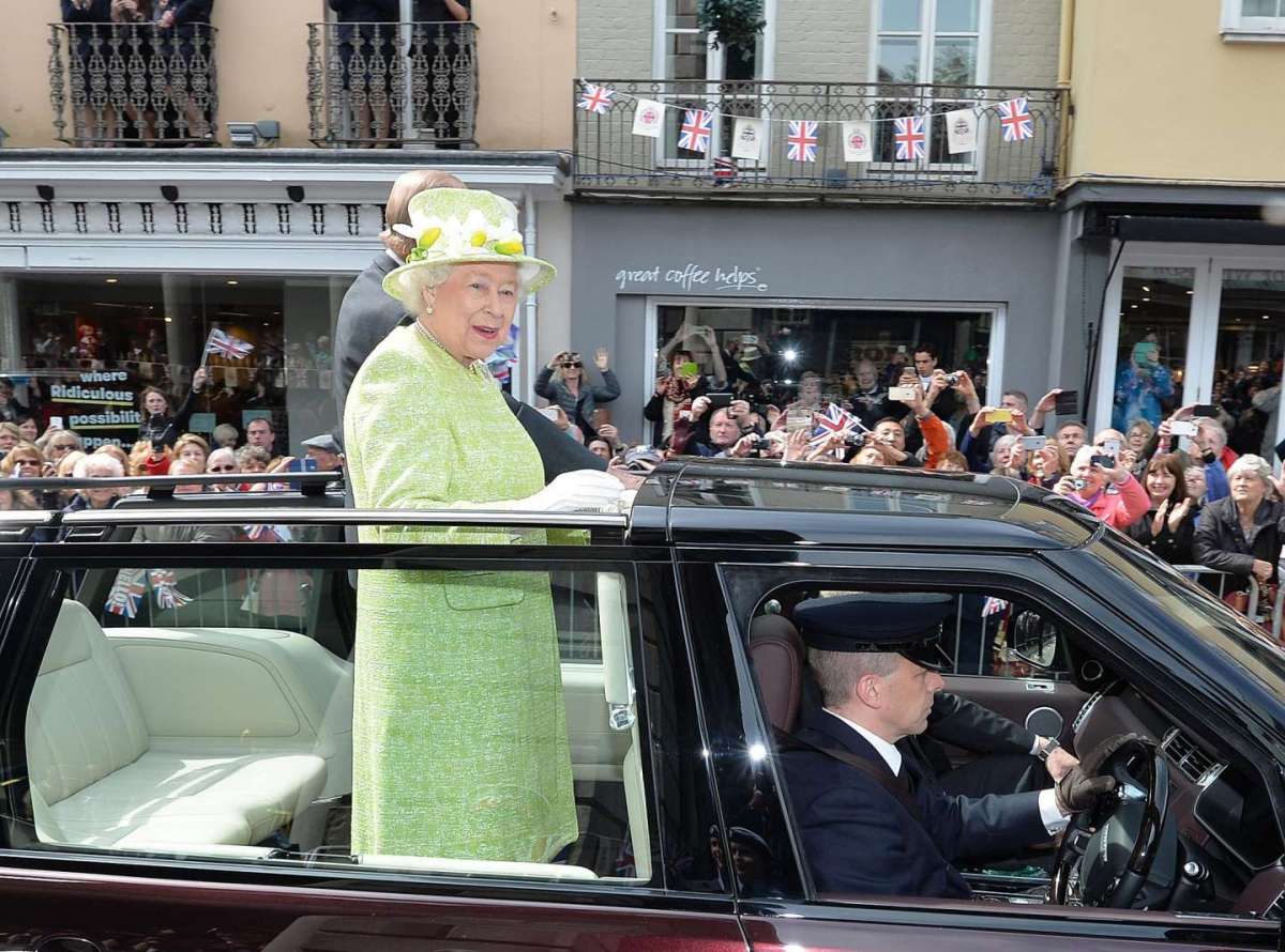 Festeggia 90 anni salutando la folla