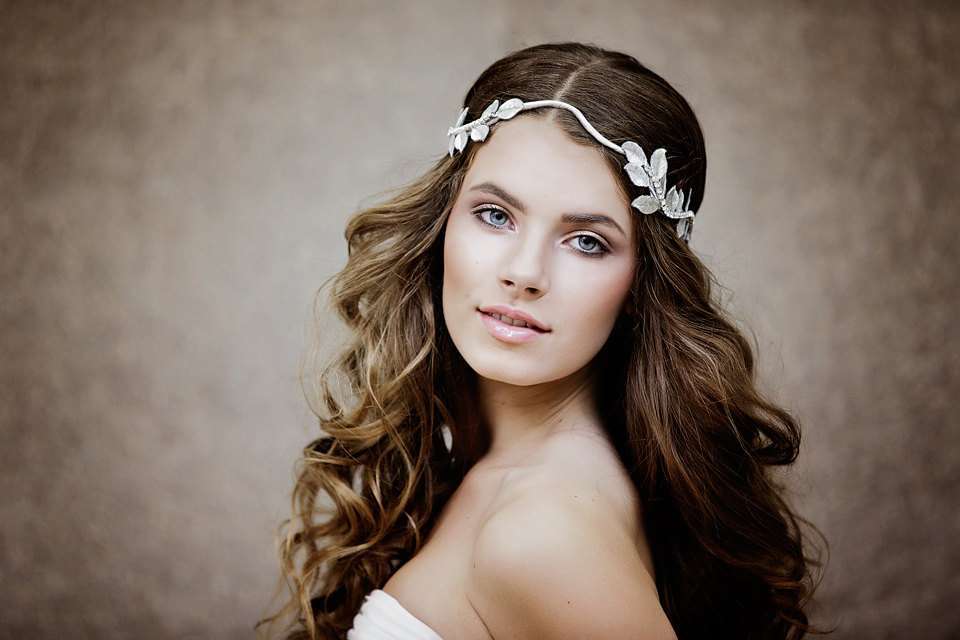 Hairstyle sciolto con diadema