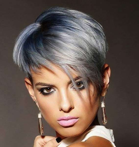 Pixie cut argento con radici blu