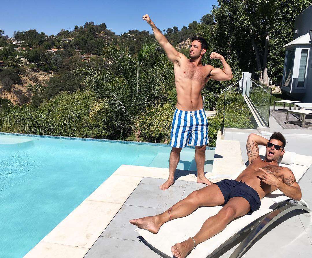 Ricky Martin e Jwan Yosef in costume in piscina