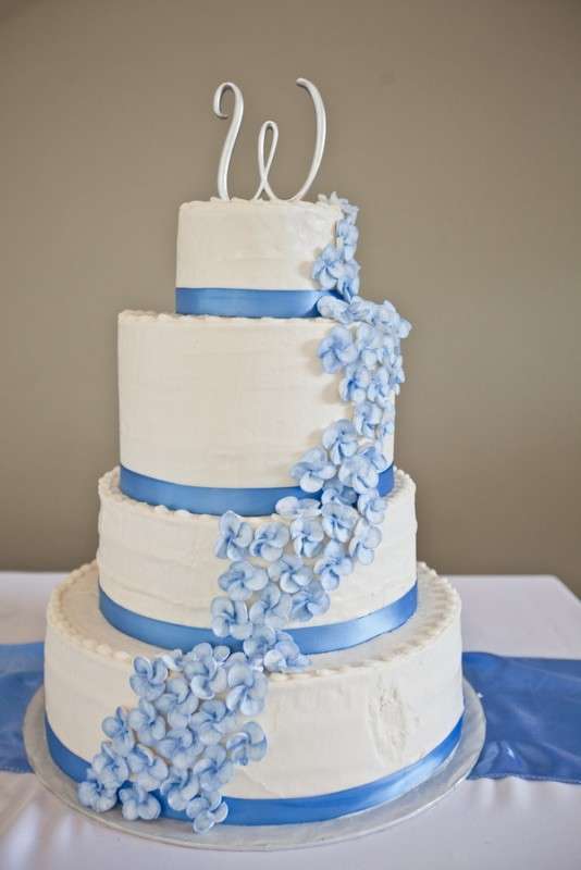 Torta bianca con cascata di fiori blu