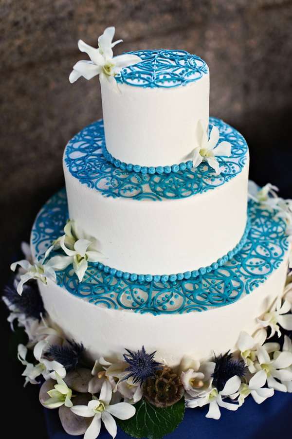 Torta bianca con decorazioni azzurre
