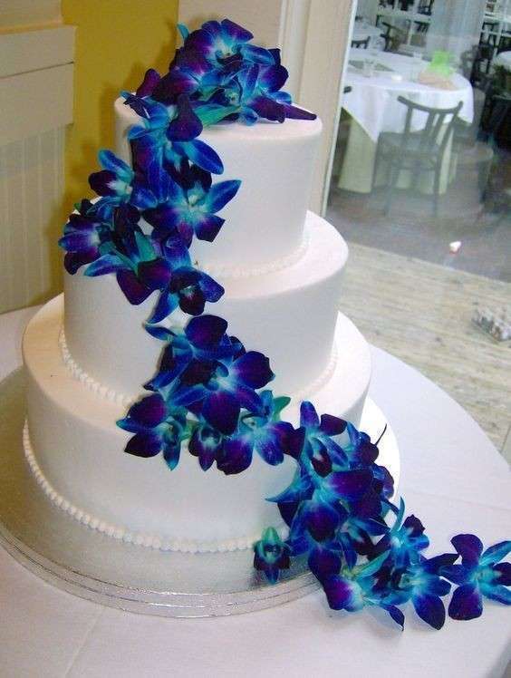Torta bianca decorata con orchidee blu