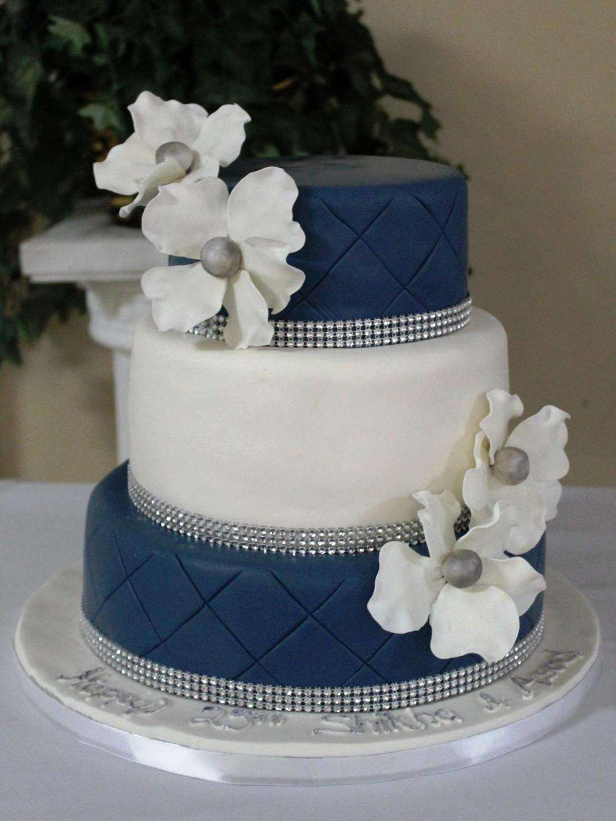 Torta con decorazioni blu navy