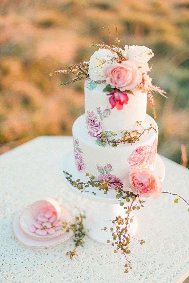 Torta con decorazioni floreali