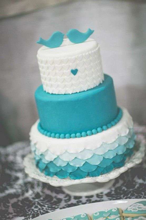 Torta con dettagli blu e bianchi