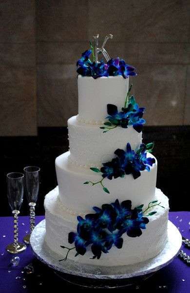 Torta con orchidee blu