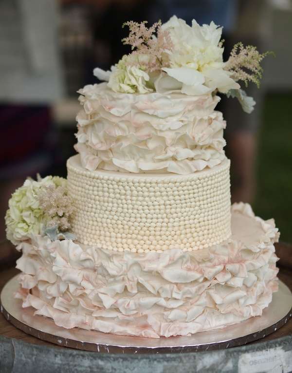 Torta con perle e petali di zucchero