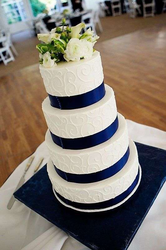 Torta nuziale blu e bianca a più piani