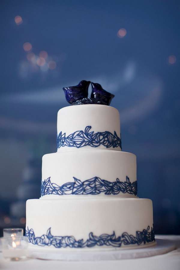 Torta nuziale con decorazioni blu scuro