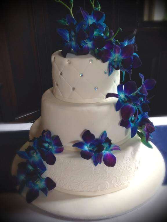 Torta nuziale con decorazioni blu