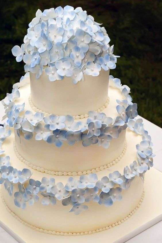 Torta nuziale con fiori blu