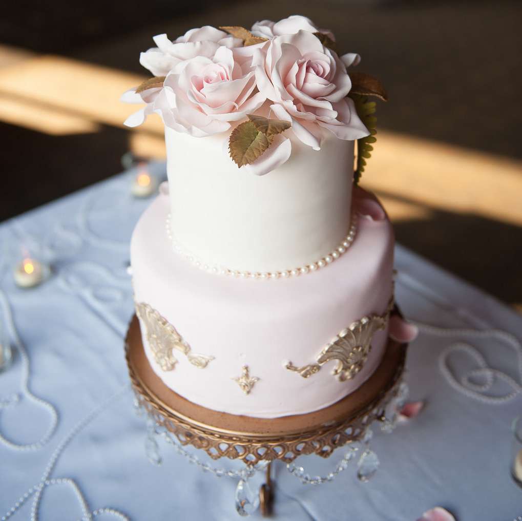 Torta nuziale con rose