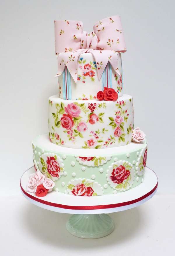 Torta nuziale shabby chic colorata