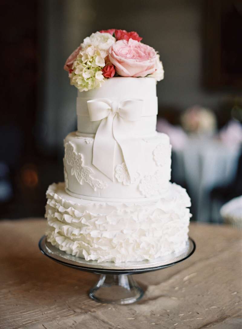 Torta piccola con fiocchi e fiori