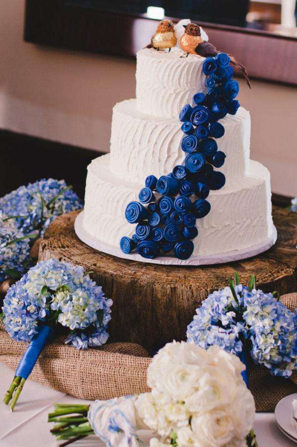 Torta rustica bianca e blu