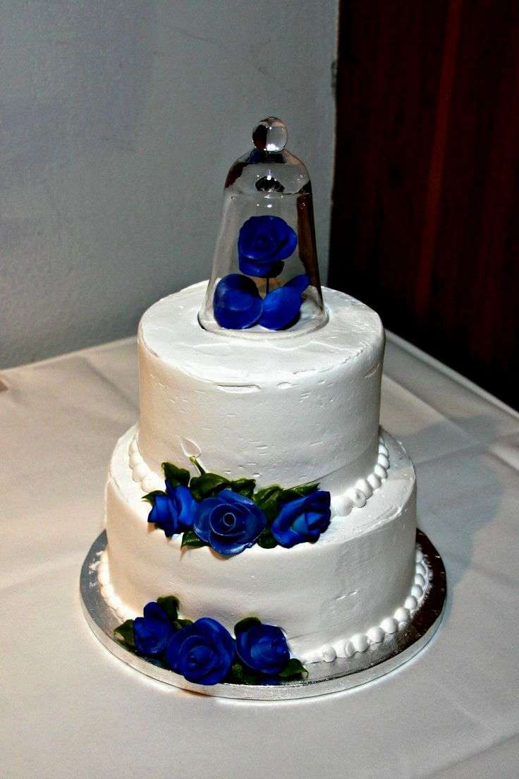 Torta semplice con rose blu